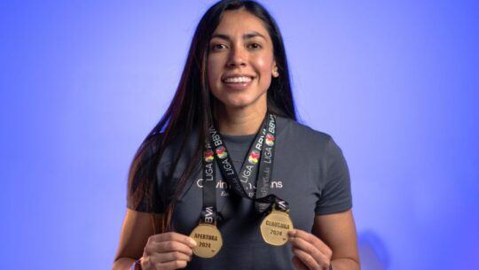 Ana Lucía Martínez con las medallas de campeona