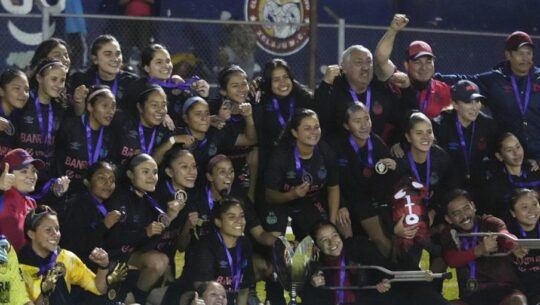 Rojas celebrando el título