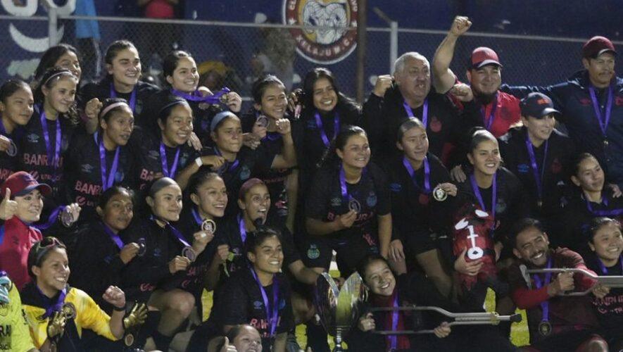 Rojas celebrando el título