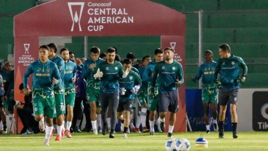 Equipo Antigua GFC ingresando al terreno de juego