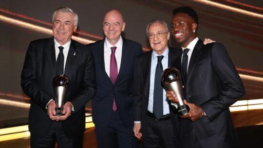 Carlo Ancelotti, Gianni Infantino, Florentino Pérez y Vinícius Jr. en una gala
