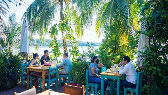 Maracuyá Flores, el restaurante con comida saludable y vistas al Lago de Petén Itzá