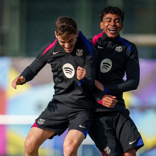 Jugadores del Barcelona se divierten en entrenamiento