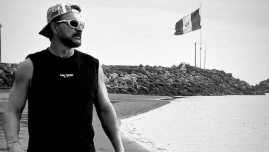 Ricardo Arjona y sus hijos se encuentran paseando en playas guatemaltecas