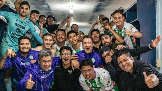 Celebración jugadores Antigua GFC en el camerino