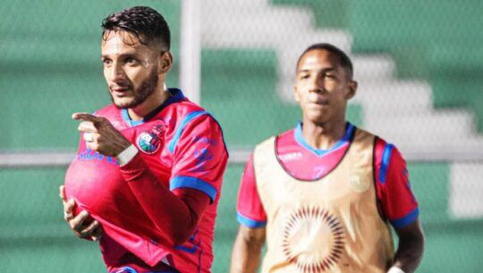Rudy Barrientos celebra el gol rojo