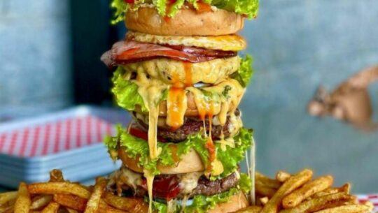 World Class, el restaurante de las hamburguesas y hot dogs gigantes en Guatemala