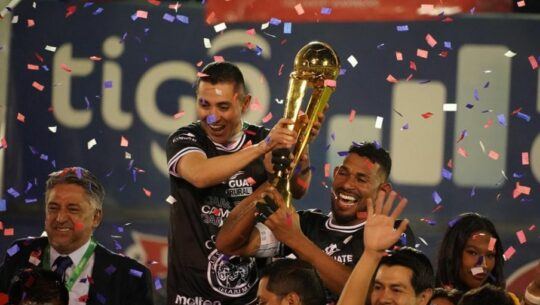 Mynor de León y José Calderón de Xelajú levantan la copa