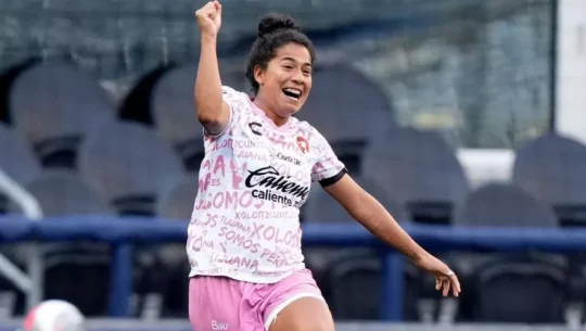 Aisha Solórzano celebra saltando