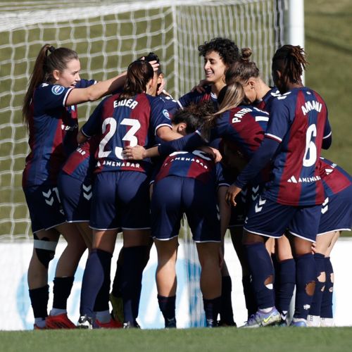 Éibar celebrando el gol de Andrea Álvarez