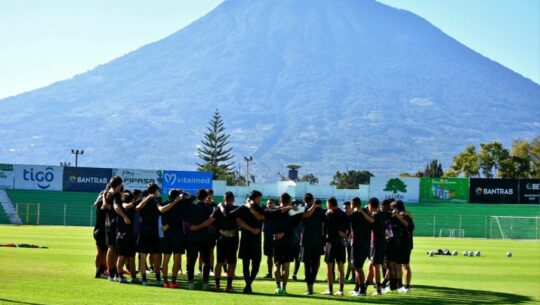Jugadores de Antigua GFC en el centro del campo