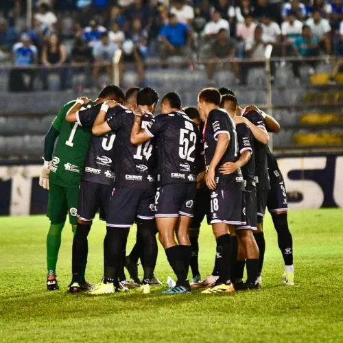 Equipo de Xelajú MC se reúne en el centro del campo
