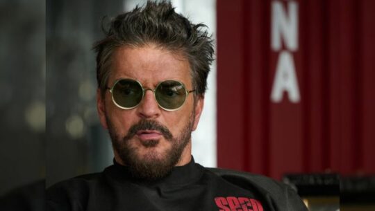 Ricardo Arjona estrenó «Seco» y un video musical con Adria Arjona