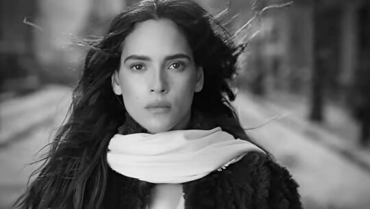 Ricardo Arjona lanzó su nuevo video musical titulado Mujer junto a Adria Arjona