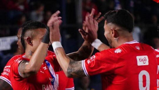 Celebración chiva ante Antigua GFC