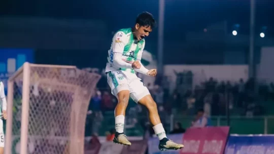 Jugador de Antigua GFC salta para festejar