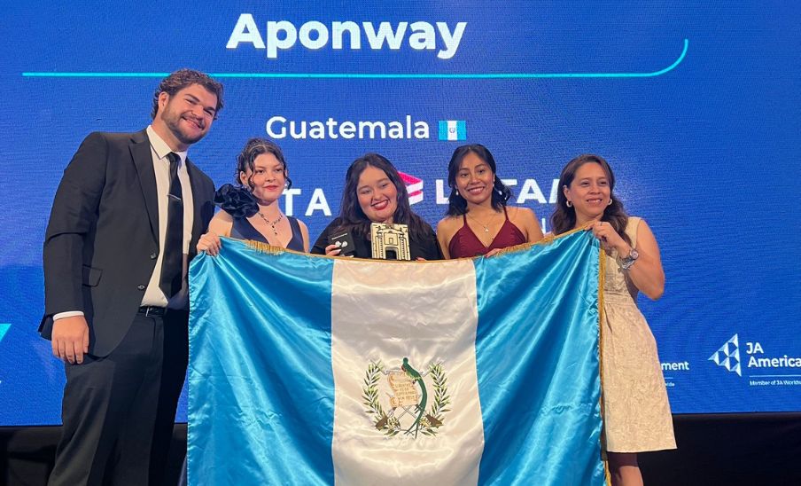 AponWay, emprendimiento guatemalteco, ganó premio en Company of the Year de Uruguay