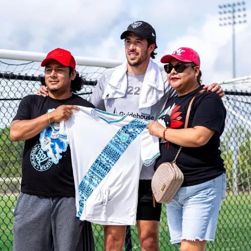 Aaron Herrera con aficionados
