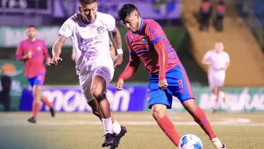 Stheven Robles y Pedro Altán en un clásico