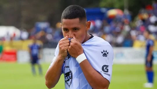 Erick Lemus besa la camisola crema