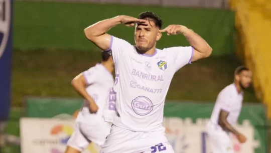 Wilson Pineda celebrando con los cremas