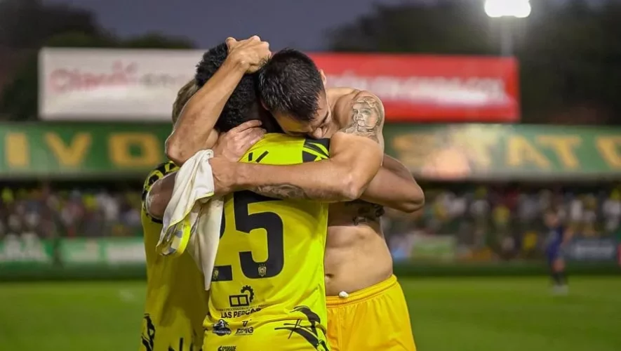 Jugadores de Guastatoya se abrazan