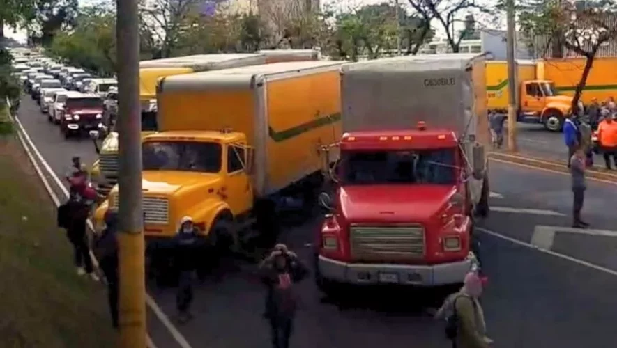Rutas alternas por bloqueos de recolectores de basura en Ciudad de Guatemala
