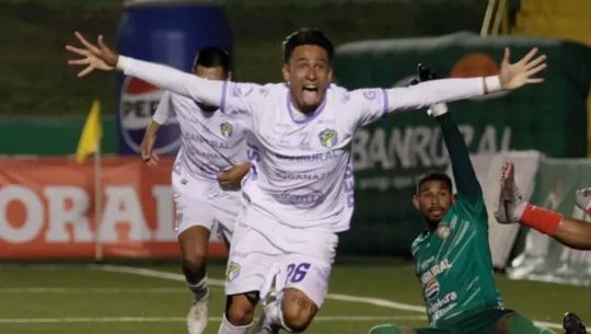 Lynner García celebrando un gol a los chivos