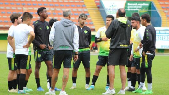 Equipos de Xinabajul Huehue en el campo