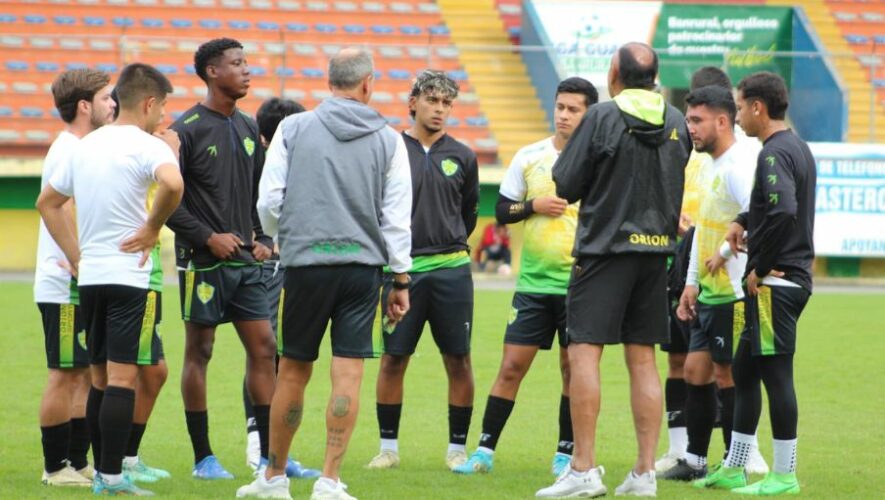 Equipos de Xinabajul Huehue en el campo