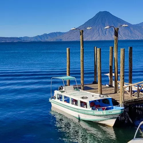 lanchas en el Lago de Atitlán
