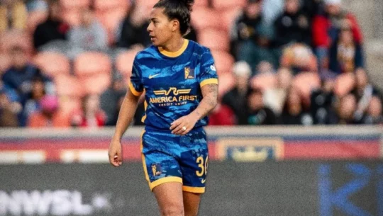 Aisha Solórzano en su debut con Utah