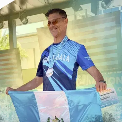 Ángel Díaz con la medalla y la bandera