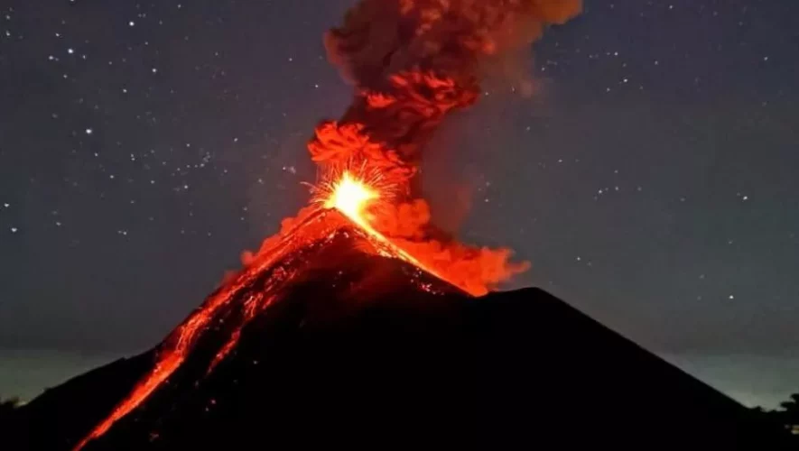 Ascenso al Volcán de Fuego y Acatenango restringido por erupción, marzo 2025
