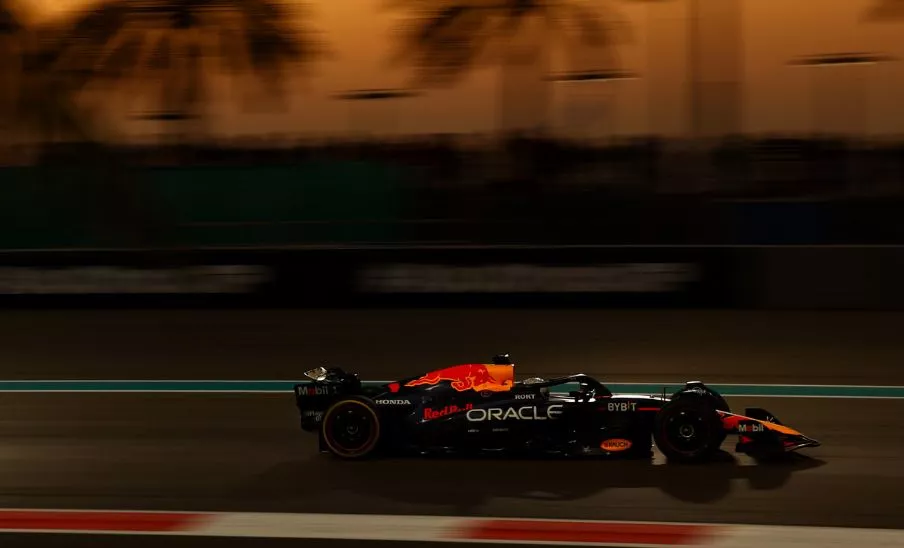 El campeón Max Verstappen de F! en la pista