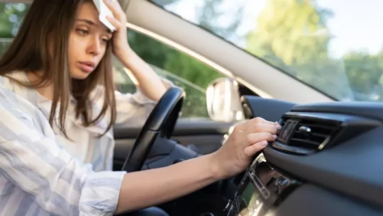 ¿Cómo enfriar un vehículo por dentro por mucho calor y vapor
