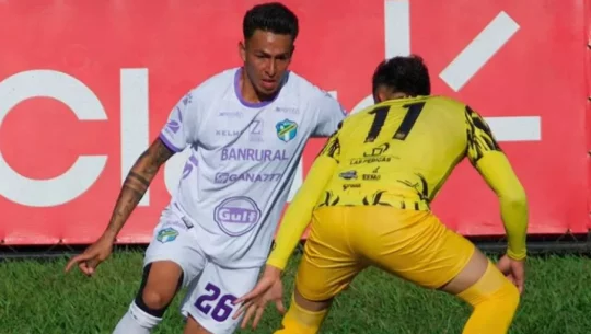 Lynner García de los cremas contra Guastatoya