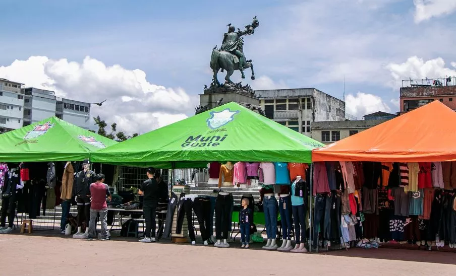 Feria de emprendedores en Plaza Barrios 2025