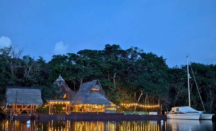 Hotel La Isla Dulce, un hospedaje boutique y marina en Izabal