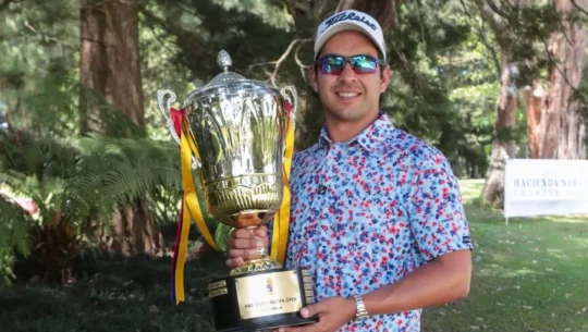 José Toledo con el trofeo Hacienda Nueva Open 2025