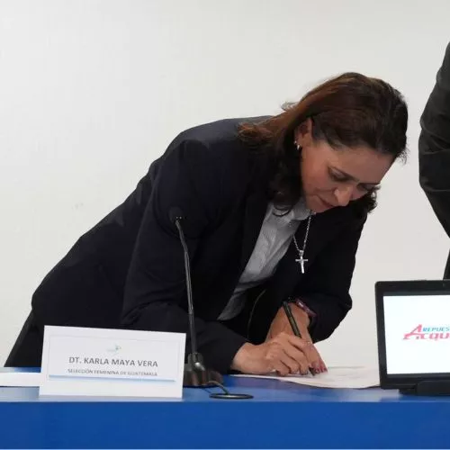 Karla Maya firmando con la Fedefut