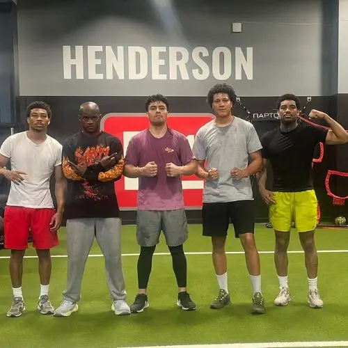 Lester Martinez con equipo de entrenamiento