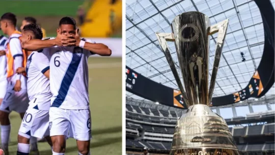 Erick Lemus con la Selección y el trofeo Copa Oro