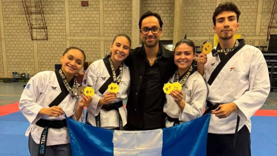 Equipo de poomsae con las medallas ganadas en Bélgica