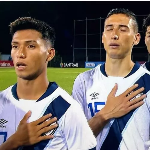Seleccionados cantando el himno nacional