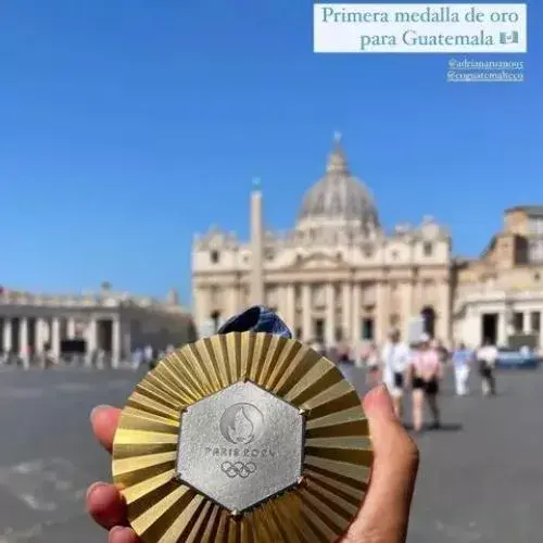 Adriana Ruano presentó medalla de oro al Papa Francisco