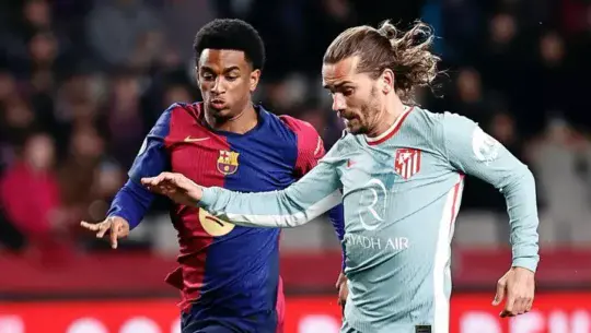Alejandro Balde del Barcelona y Antoine Griezmann del Atlético