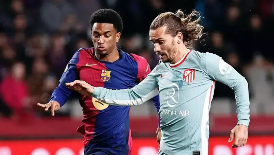 Alejandro Balde del Barcelona y Antoine Griezmann del Atlético