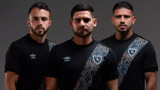 Rodrigo Saravia, José Carlos Pinto y Alejandro Galindo con la camisola nueva de la Sele