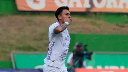 Lynner García celebrando el Clásico 333
